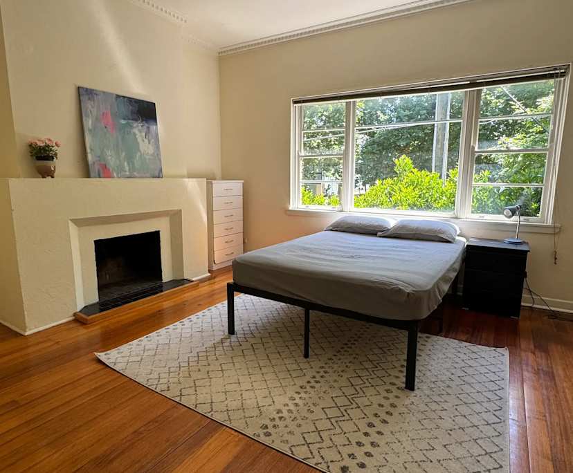 Furnished room in a flatshare