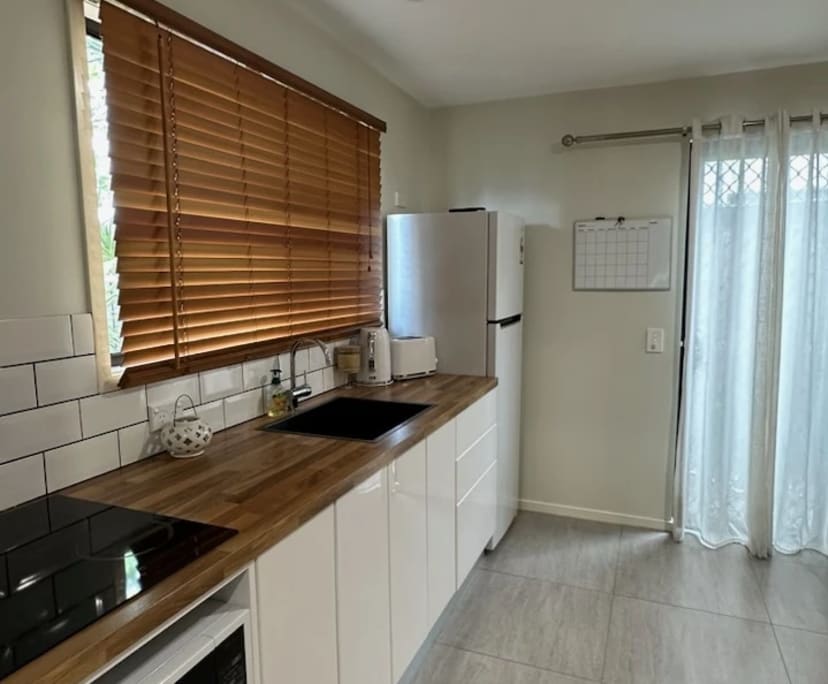 $400, Flatshare, 1 bathroom, Benowa QLD 4217