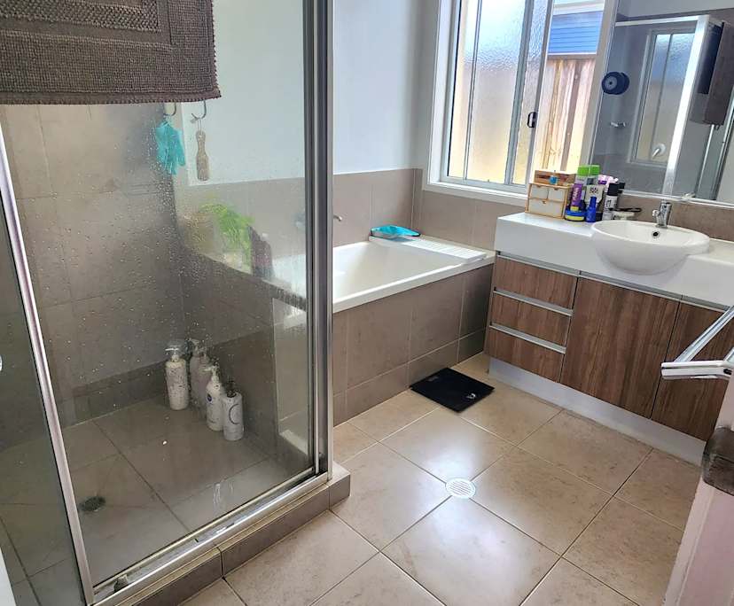 $350, Share-house, 3 bathrooms, Labrador QLD 4215