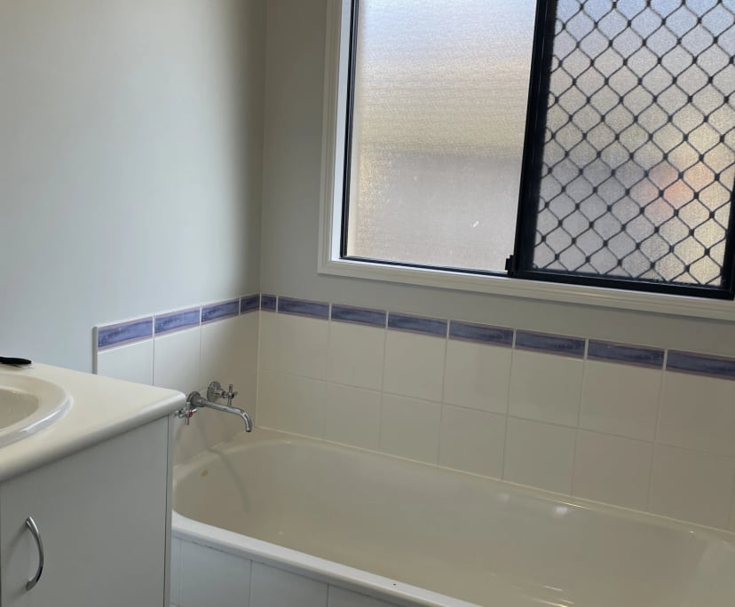 $240, Share-house, 5 bathrooms, White Rock QLD 4868