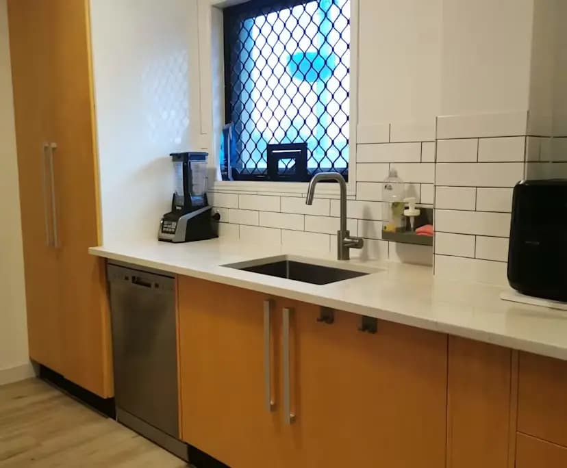 $780, Whole-property, 2 bathrooms, Milton QLD 4064