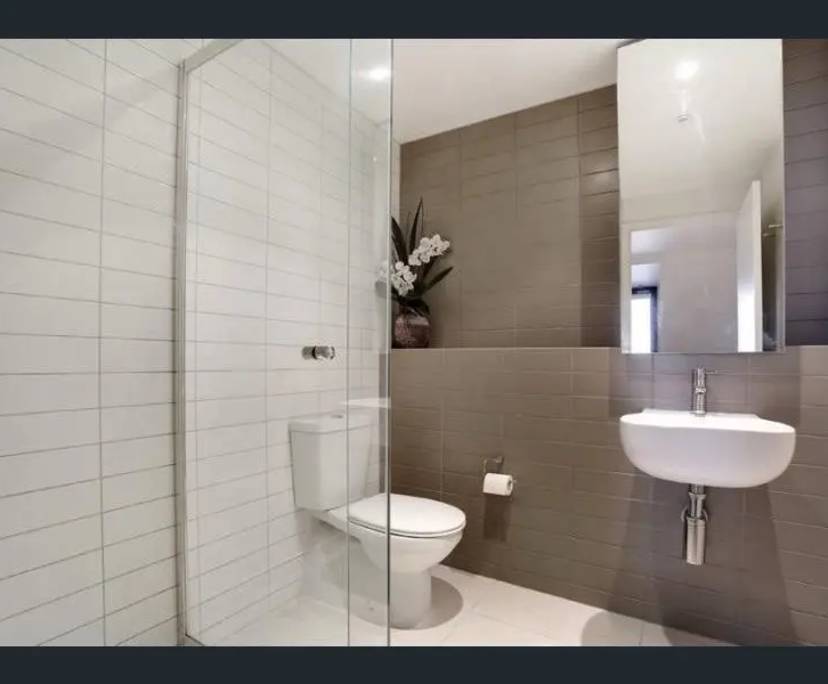 Furnished room with ensuite in a flatshare