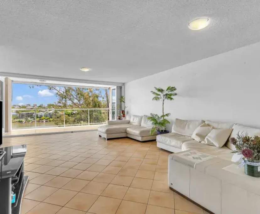 $390, Flatshare, 3 bathrooms, Saint Lucia QLD 4067