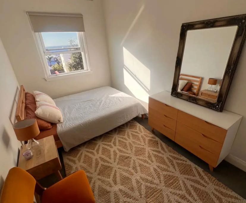 Furnished room in a flatshare