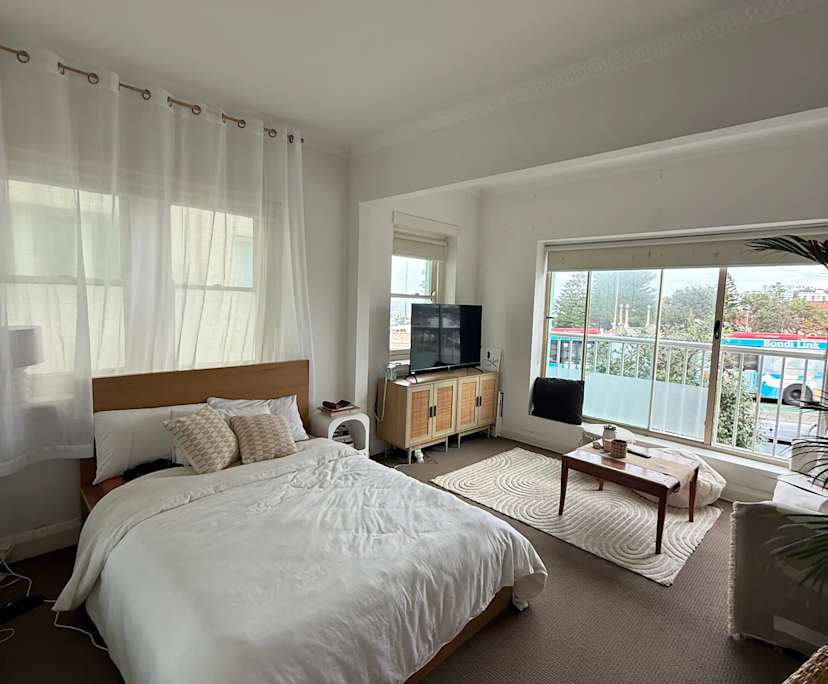 Furnished room in a flatshare
