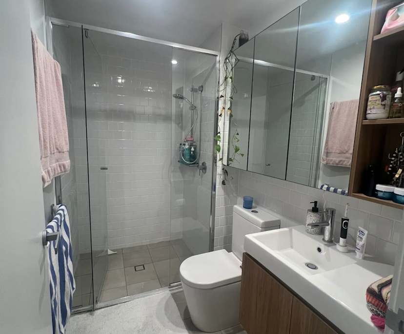 Furnished room with ensuite in a flatshare