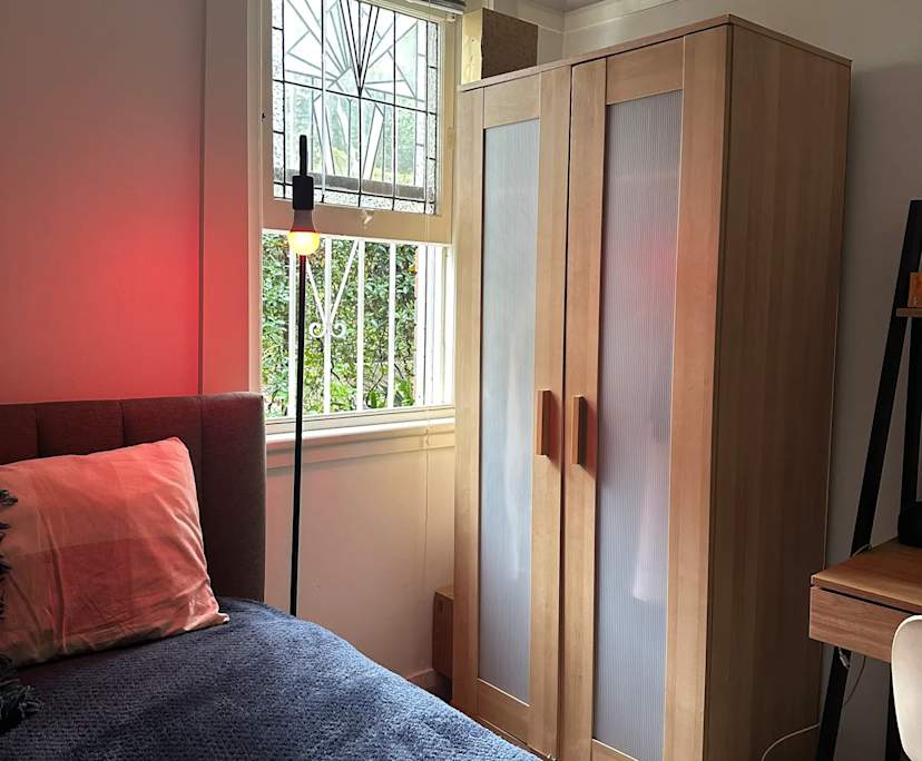 Furnished room in a flatshare