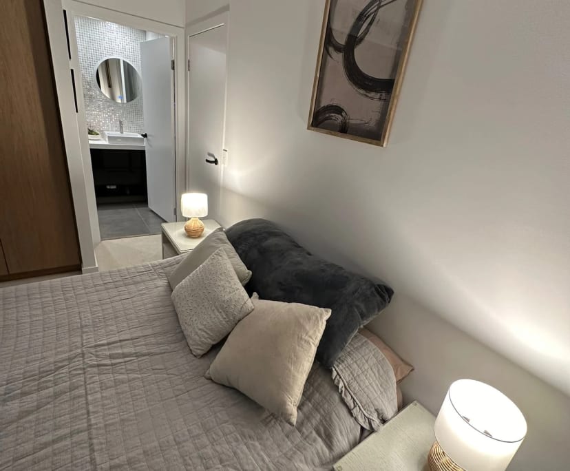 $1,250, Whole-property, 2 bathrooms, Main Beach QLD 4217