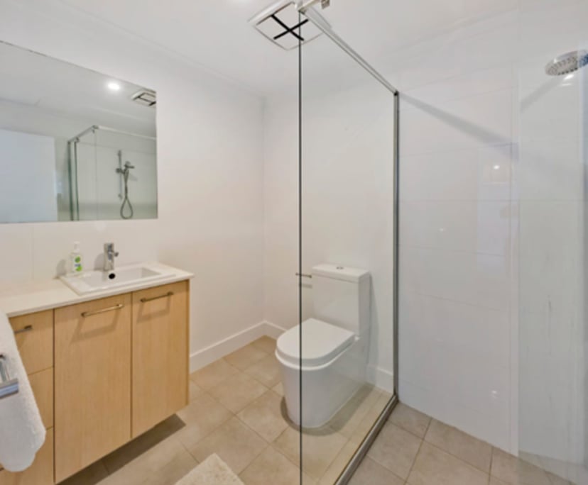 Furnished room with ensuite in a flatshare