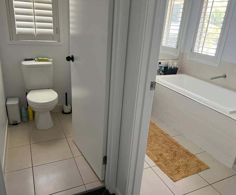 $340, Student-accommodation, 6 bathrooms, Molendinar QLD 4214