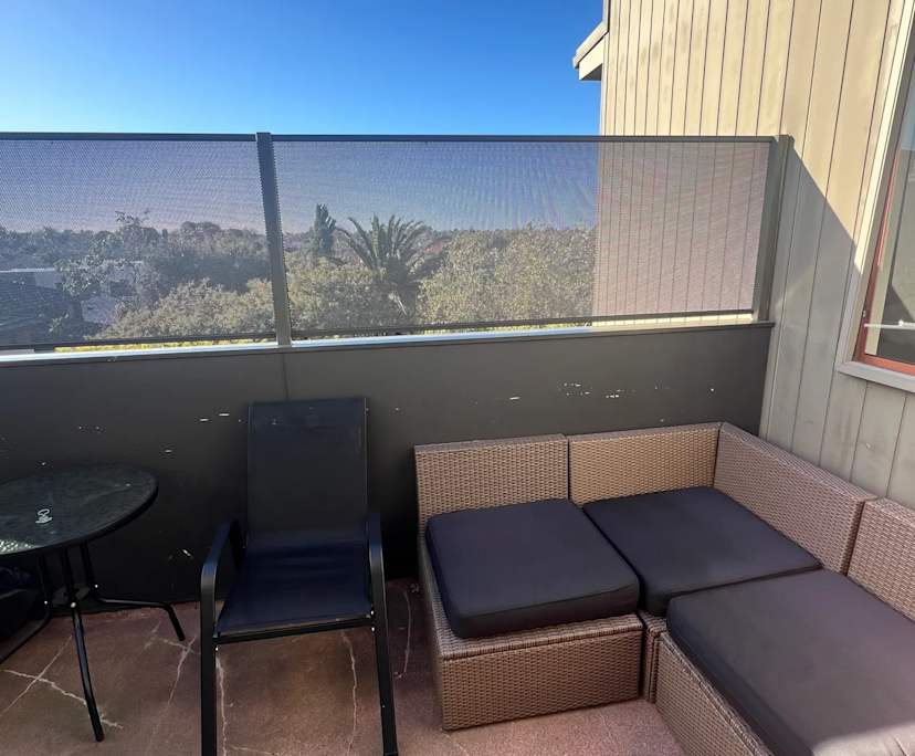 Furnished room in a flatshare
