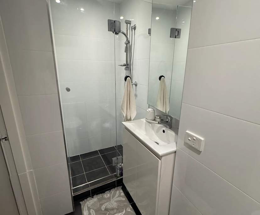 Furnished room with ensuite in a flatshare