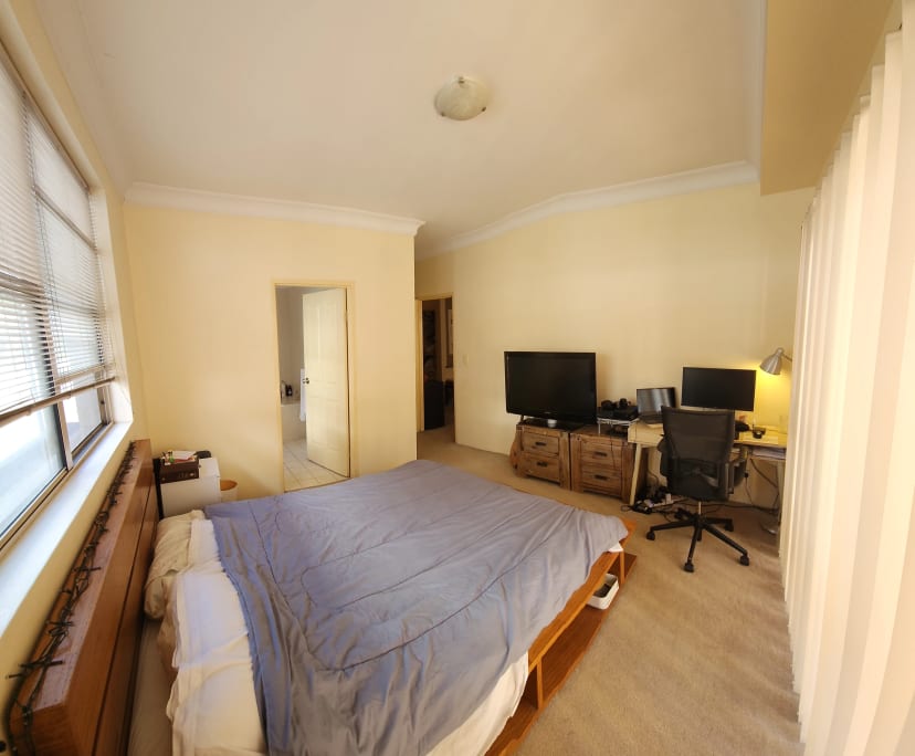 Furnished room with ensuite in a flatshare