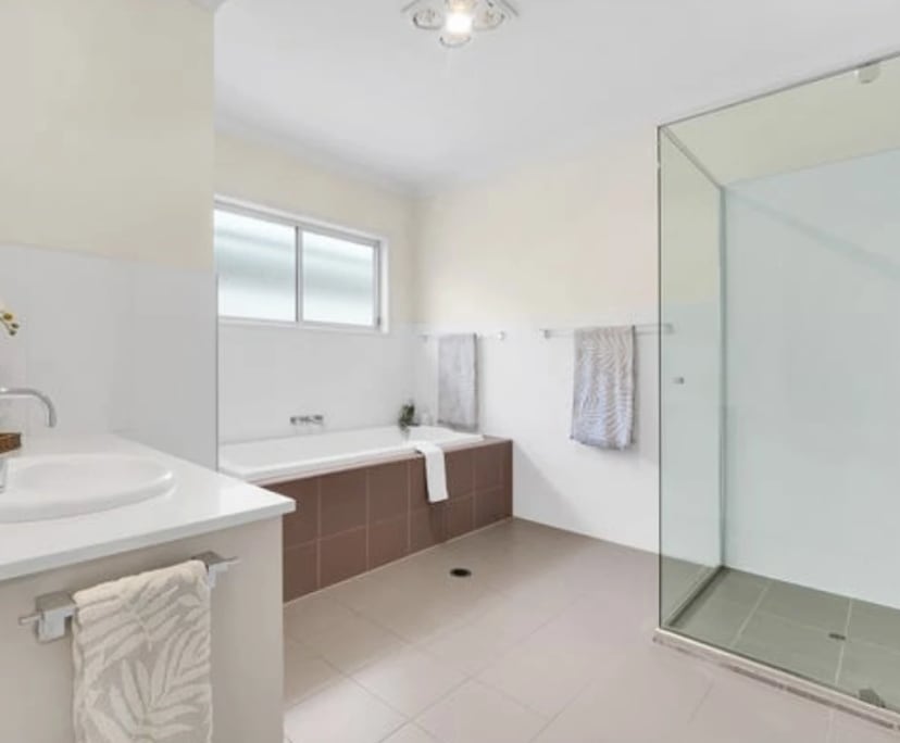 $400, Homestay, 4 bathrooms, Hendra QLD 4011