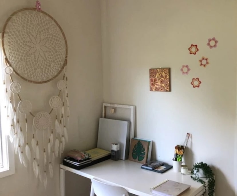 Furnished room in a flatshare