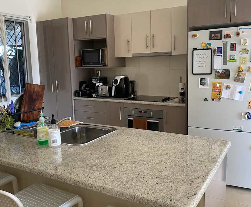 $330, Flatshare, 2 bathrooms, Holland Park West QLD 4121