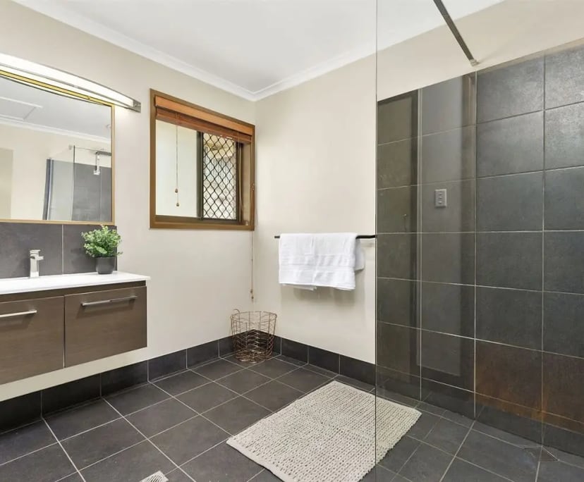 $190, Flatshare, 2 bathrooms, Ferny Hills QLD 4055