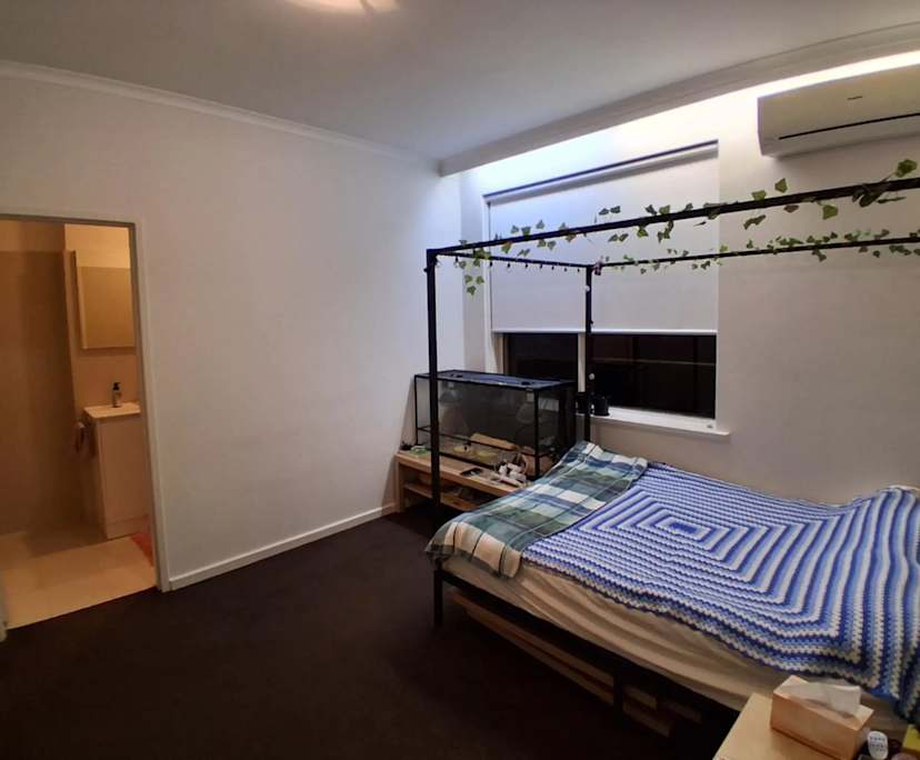 Unfurnished room with ensuite in a flatshare