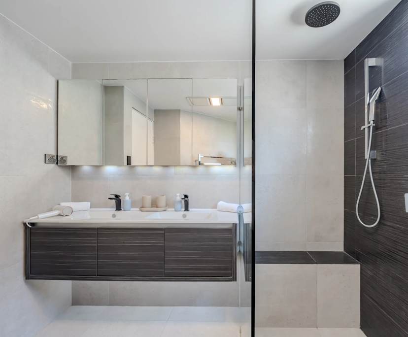 $1,590, Whole-property, 2 bathrooms, Queenscliff NSW 2096