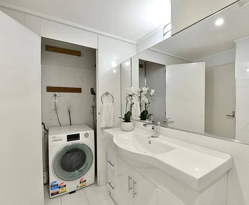 $940, Whole-property, 2 bathrooms, Melbourne VIC 3000