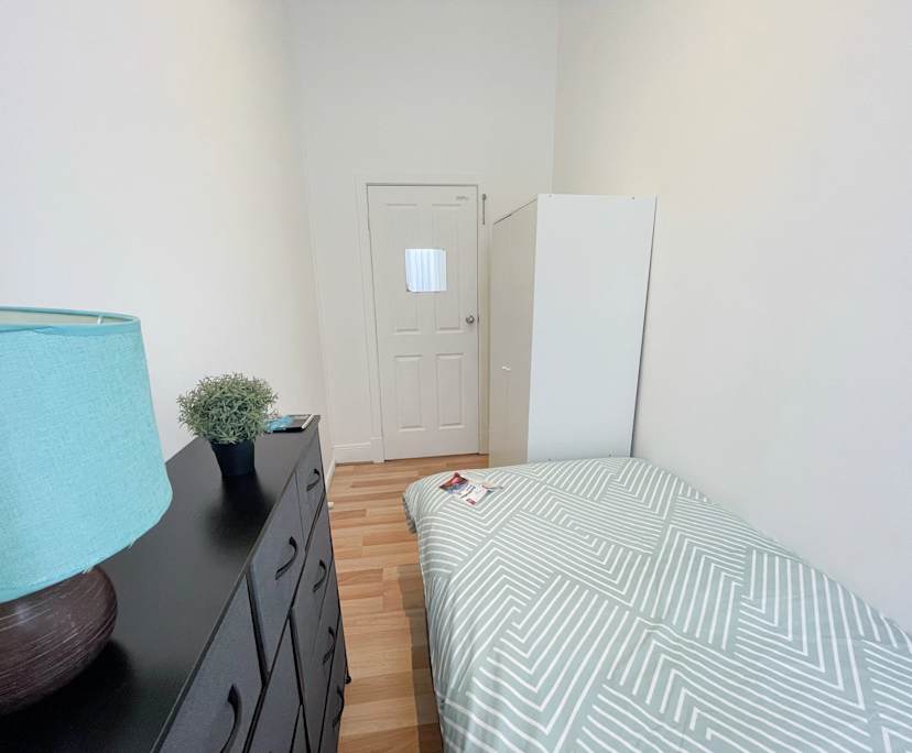 $1,695, Whole-property, 5 bathrooms, Balaclava VIC 3183