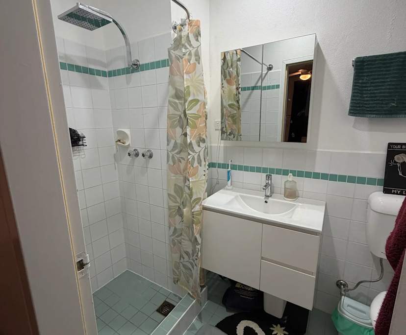 Unfurnished room with ensuite in a flatshare