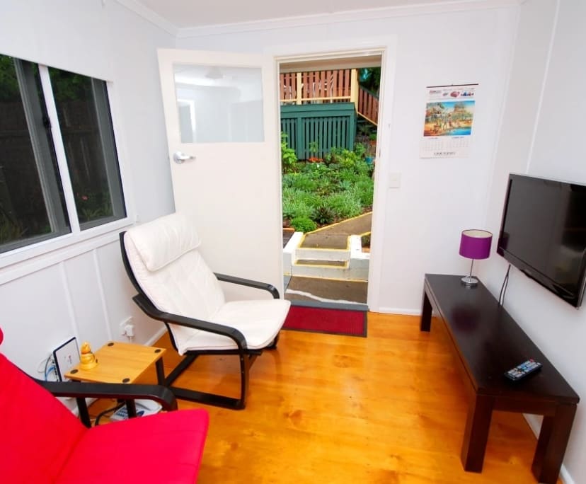 $330, 1-bed, 1 bathroom, Dutton Park QLD 4102