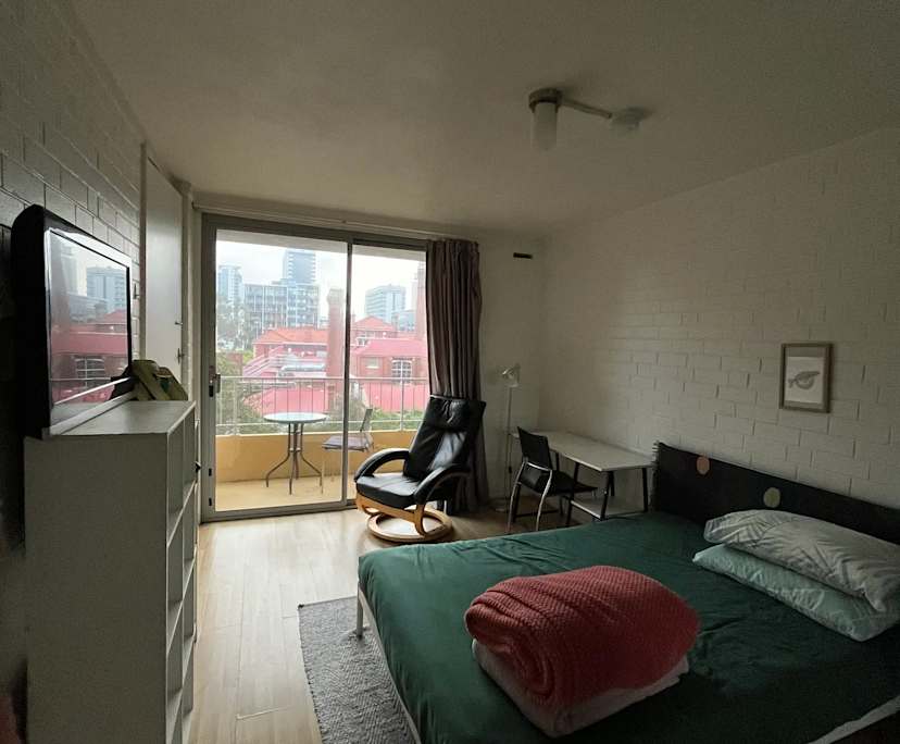 Furnished room in a flatshare
