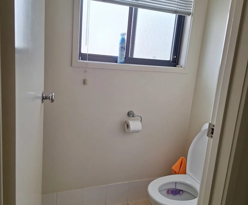 $350, Share-house, 3 bathrooms, Mount Ommaney QLD 4074