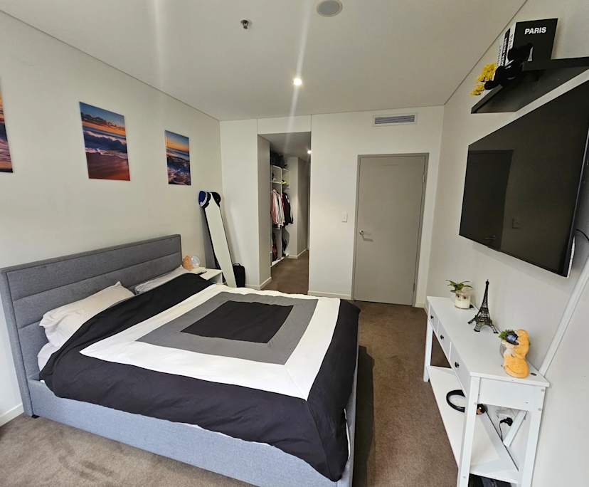 Furnished room with ensuite in a flatshare