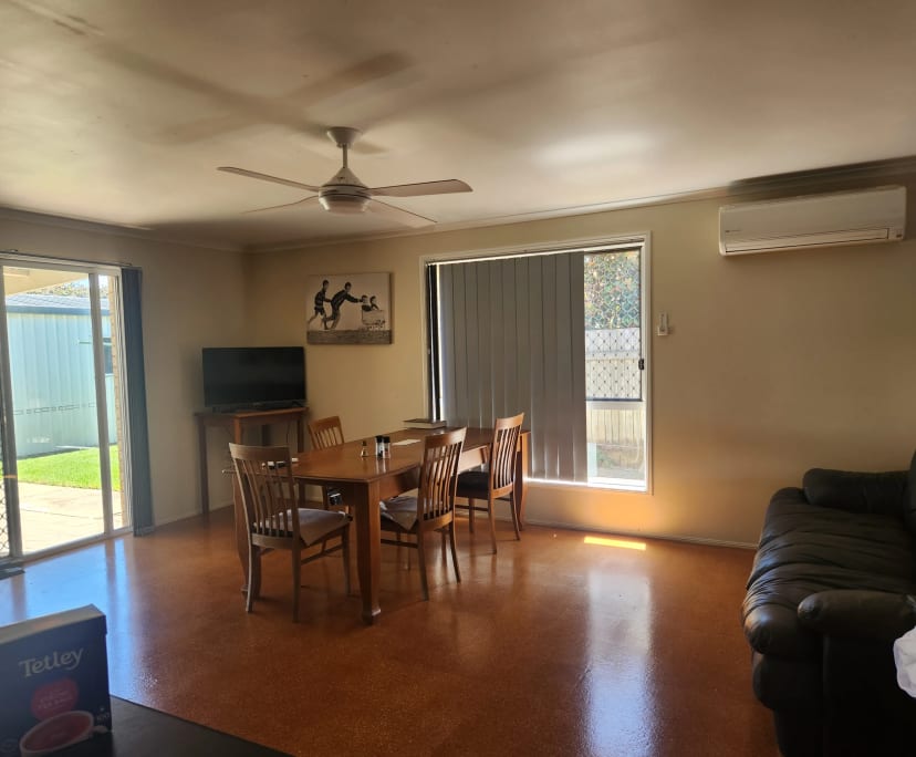 $280, Homestay, 4 bathrooms, Middle Ridge QLD 4350