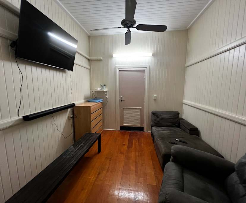 $250, Share-house, 6 bathrooms, Westcourt QLD 4870