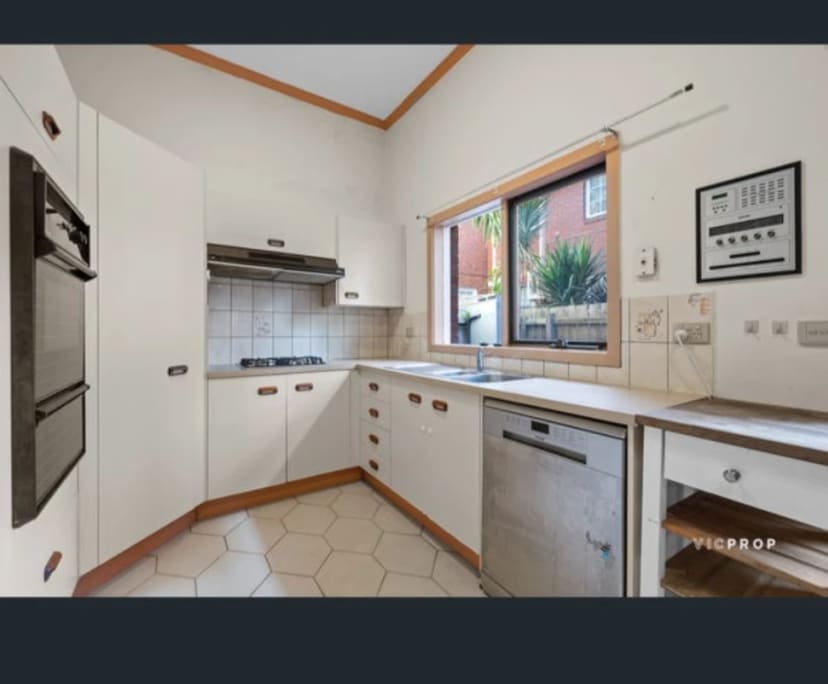 Room for Rent in Carlton, Melbourne 400, Furnishe...