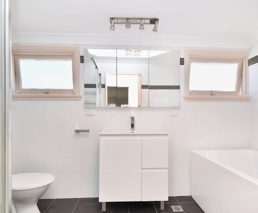 $340, Granny-flat, 6 bathrooms, Sylvania NSW 2224