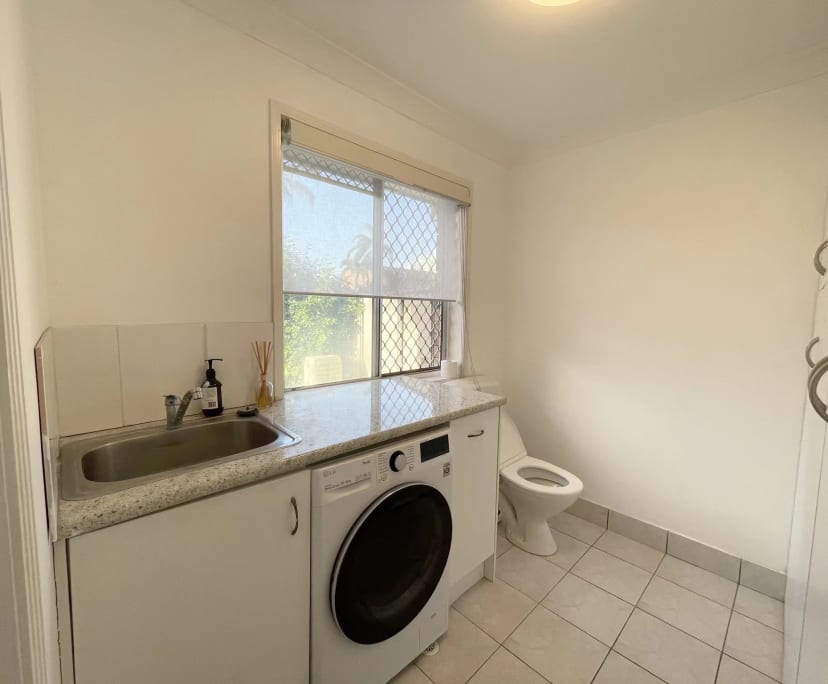$250, Homestay, 3 bathrooms, Labrador QLD 4215