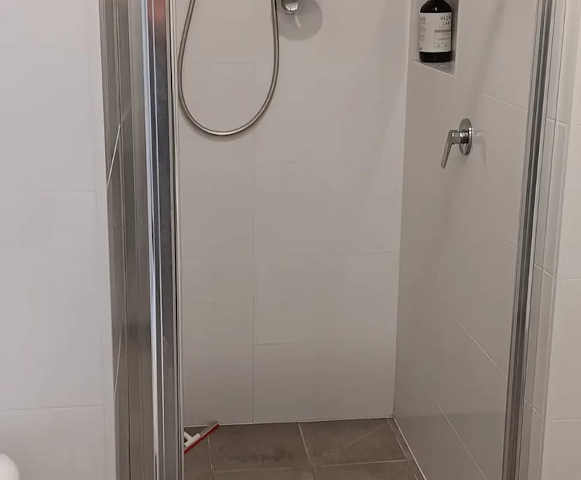 $350, Whole-property, 2 bathrooms, Lake Illawarra NSW 2528