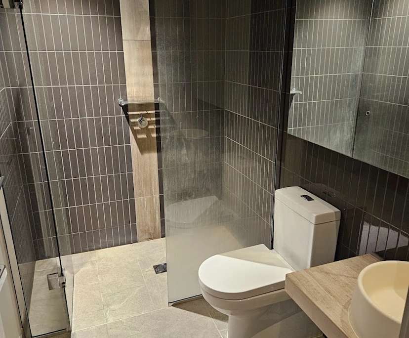 Furnished room with ensuite in a flatshare
