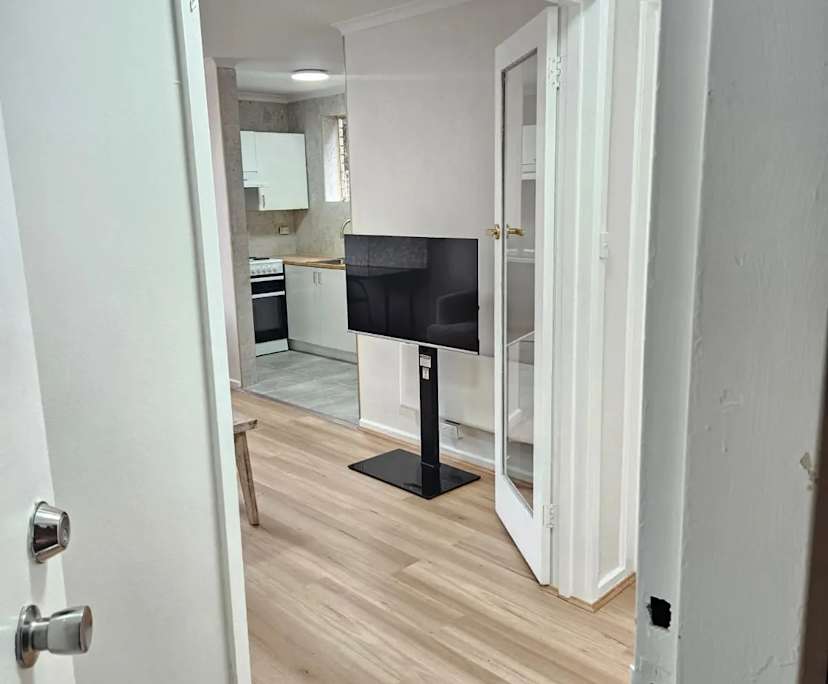 $490, 1-bed, 1 bathroom, Flemington VIC 3031