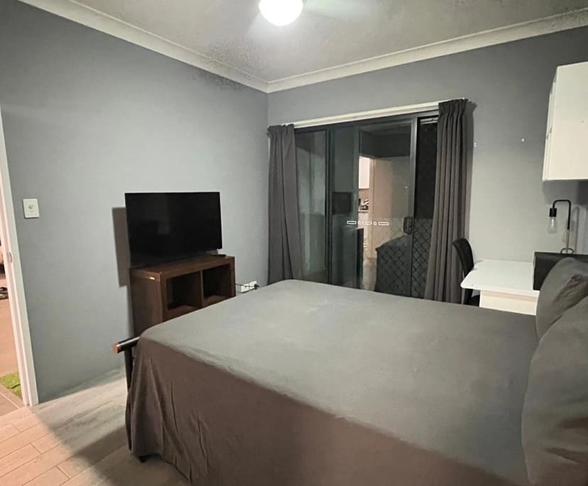 Furnished room with ensuite in a flatshare