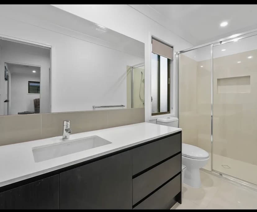 $350, Share-house, 5 bathrooms, Helensvale QLD 4212