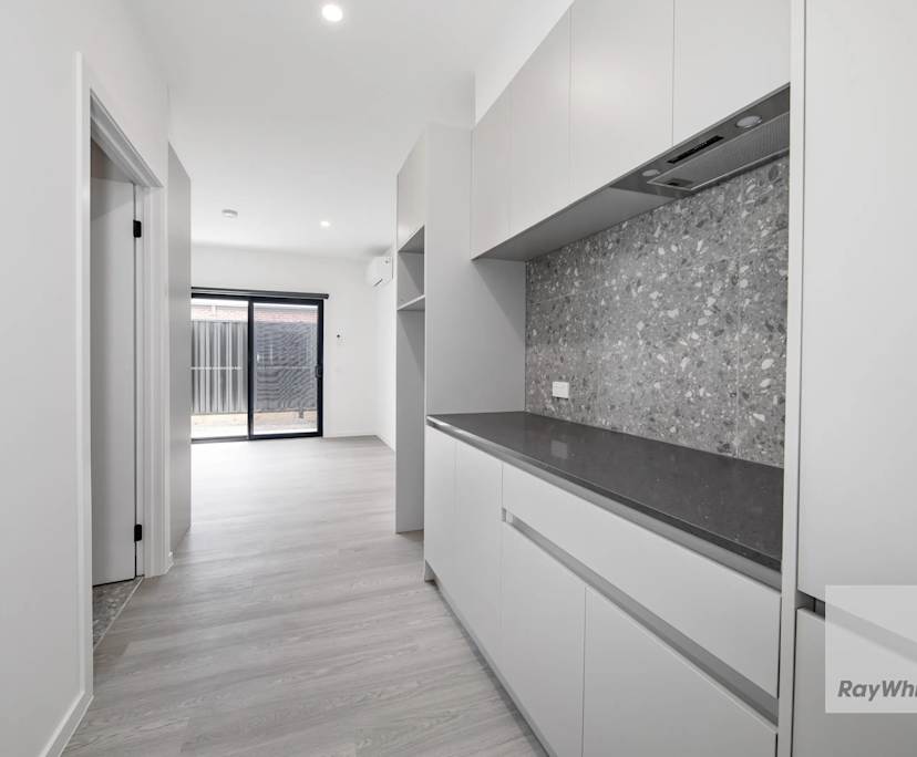 $350, Share-house, 6 bathrooms, Melton South VIC 3338