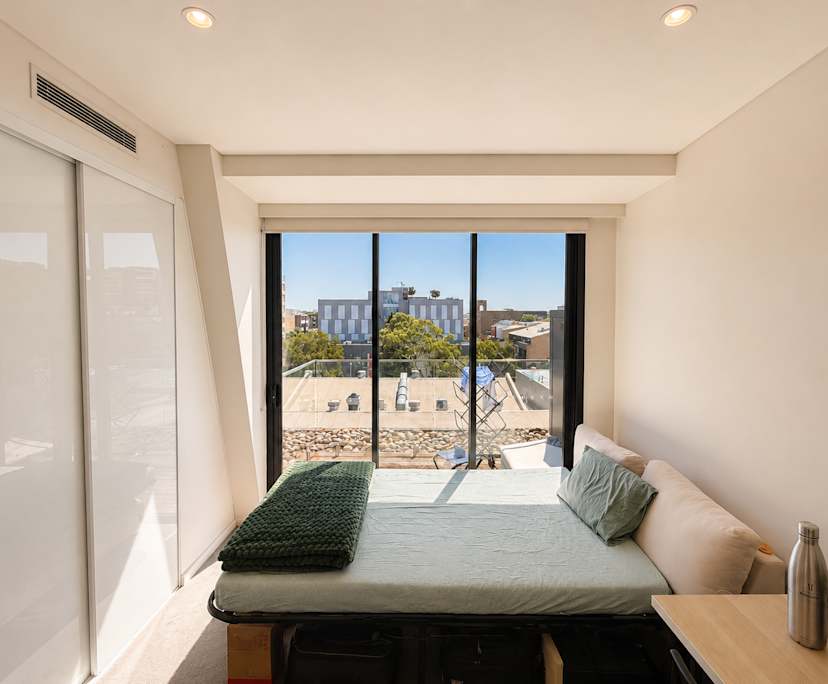 Furnished room in a flatshare