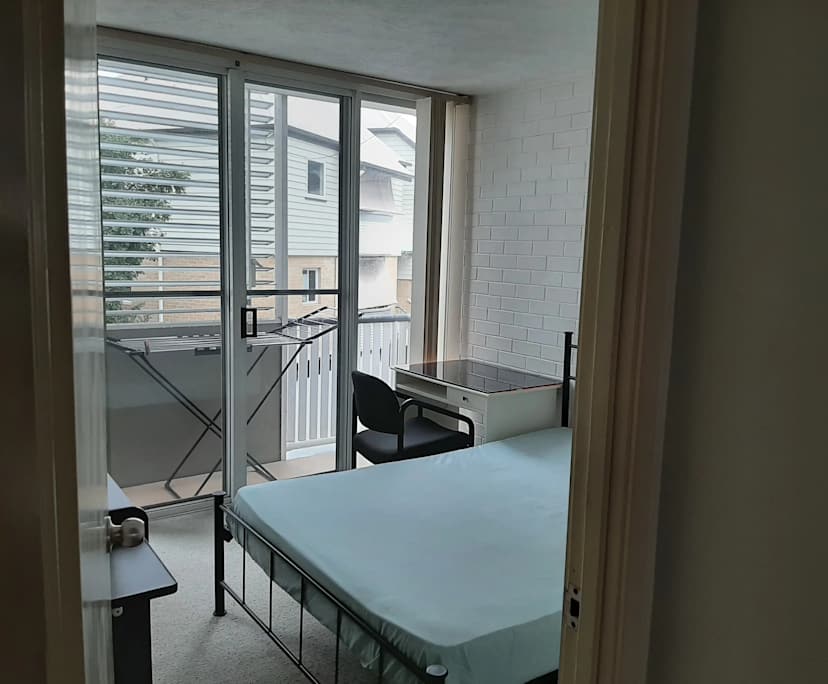 Furnished room in a flatshare