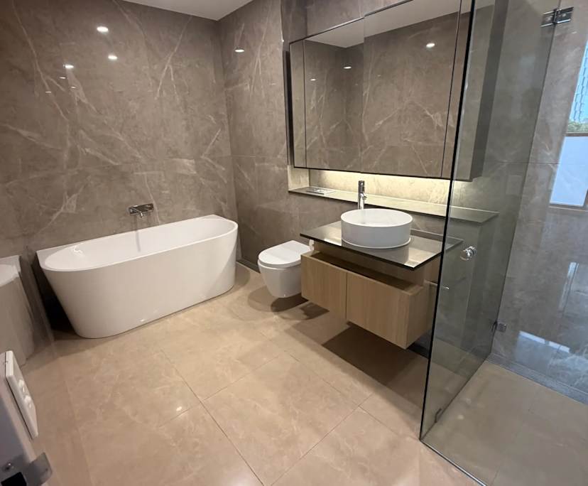 Furnished room with ensuite in a flatshare