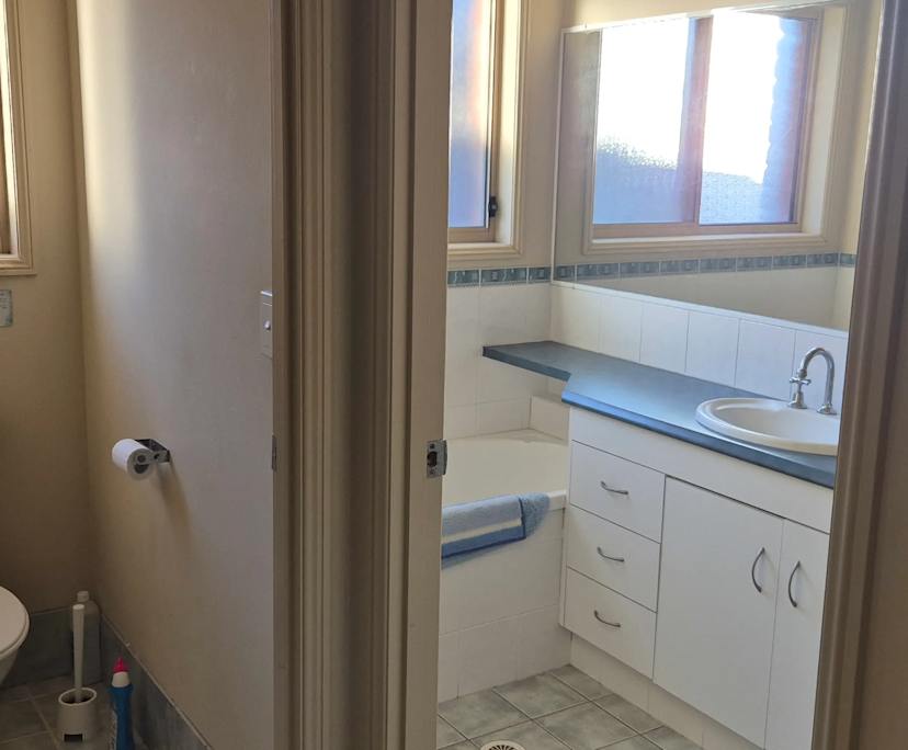 $350, Share-house, 4 bathrooms, Varsity Lakes QLD 4227