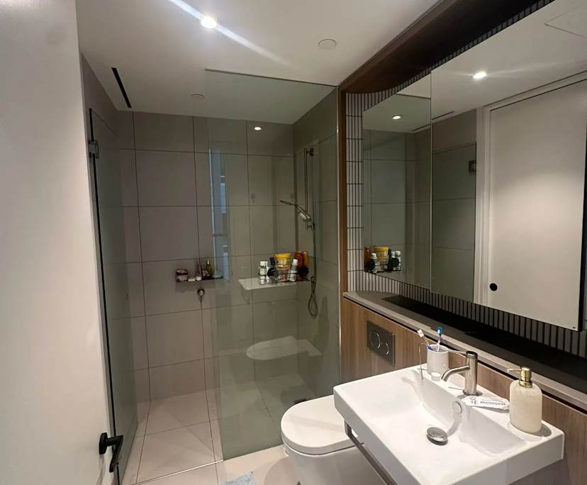 Furnished room with ensuite in a flatshare