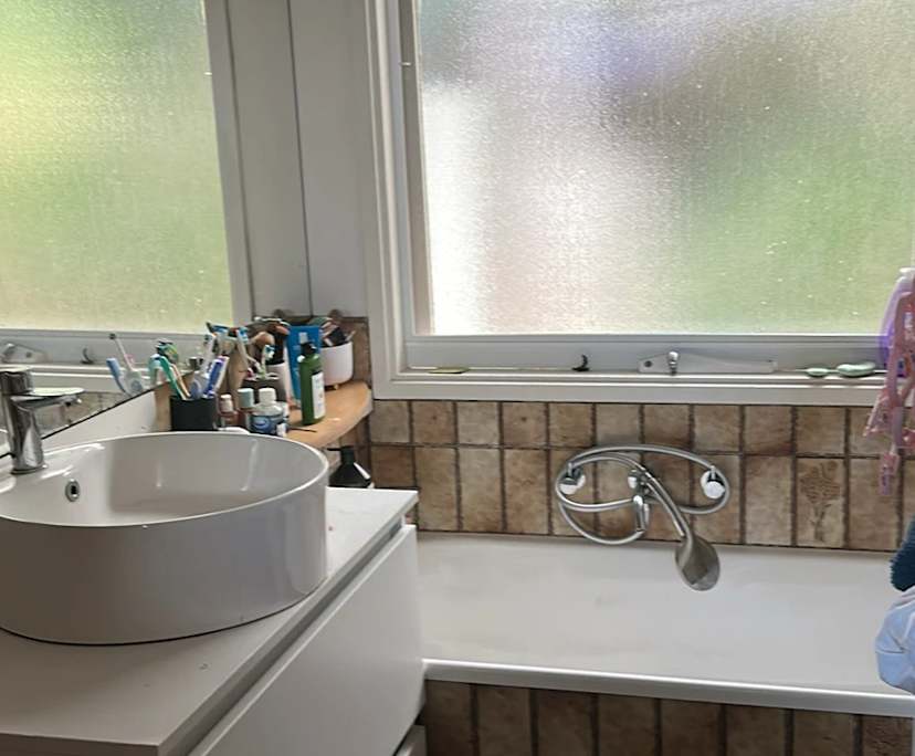 Furnished room in a share house