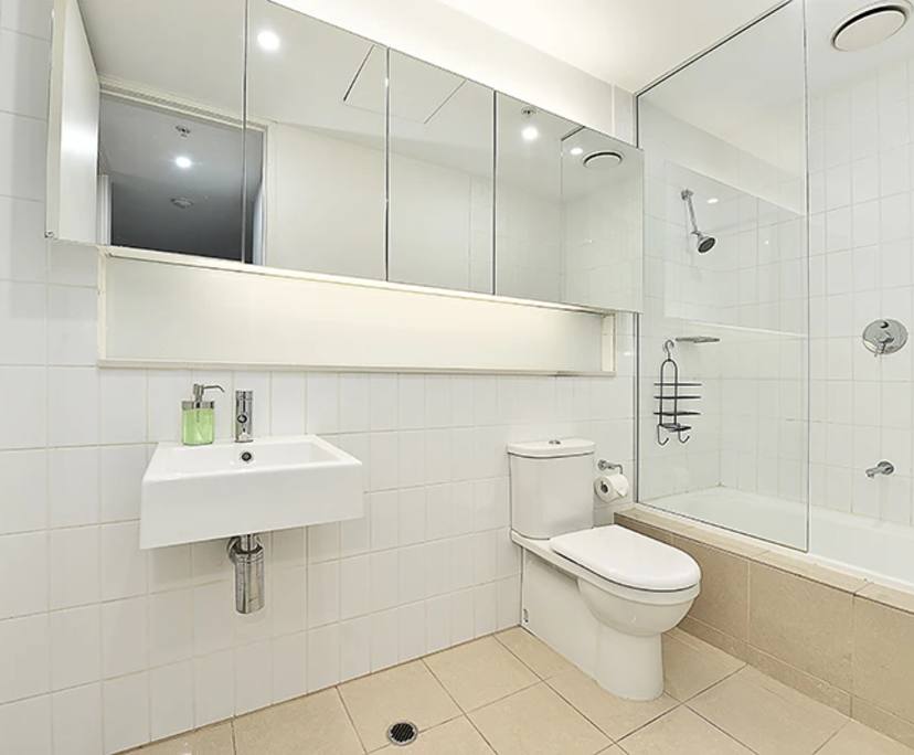 $699, 1-bed, 1 bathroom, Melbourne VIC 3004