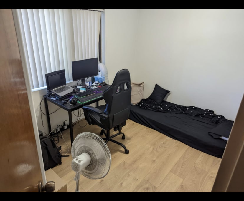 Furnished room with ensuite in a flatshare