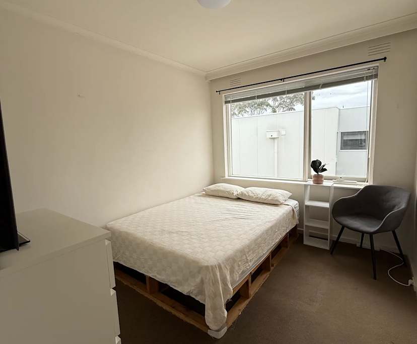 Furnished room in a flatshare